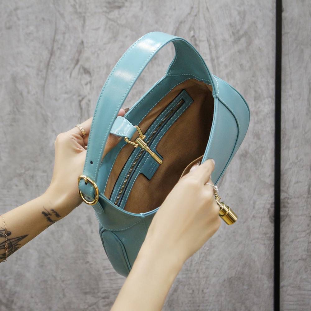 𝕁𝕒𝕔𝕜𝕚𝕖 1961小号系列 #636709#原厂皮 ✅尺寸：27.5*19*4cm 经典1961系列著作，在新世纪的以复古元素重新亮相，本季的1961不仅演绎出60年代的复古元素，更是搭配新世纪的潮流时尚风味，搭配长肩带的设计，全皮的面料让整个包看上去更加大气，低调而高档的造型，俘虏了不少女人的购买欲，不得不夸一下，它更适合低调的人群，不仅低调且高档！🔥🔥