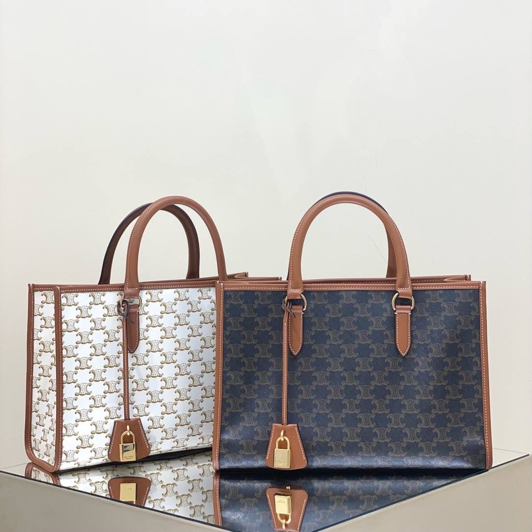 🔥大货实拍图 𝗖𝗘𝗟𝗜𝗡𝗘 ♥ 𝗖𝗔𝗕𝗔𝗦 𝗧𝗢𝗧𝗘小号 型号：199742 尺寸：35*22*7cm 适合通勤以及日常背，百搭耐看型选手，盲冲不出错😍💕