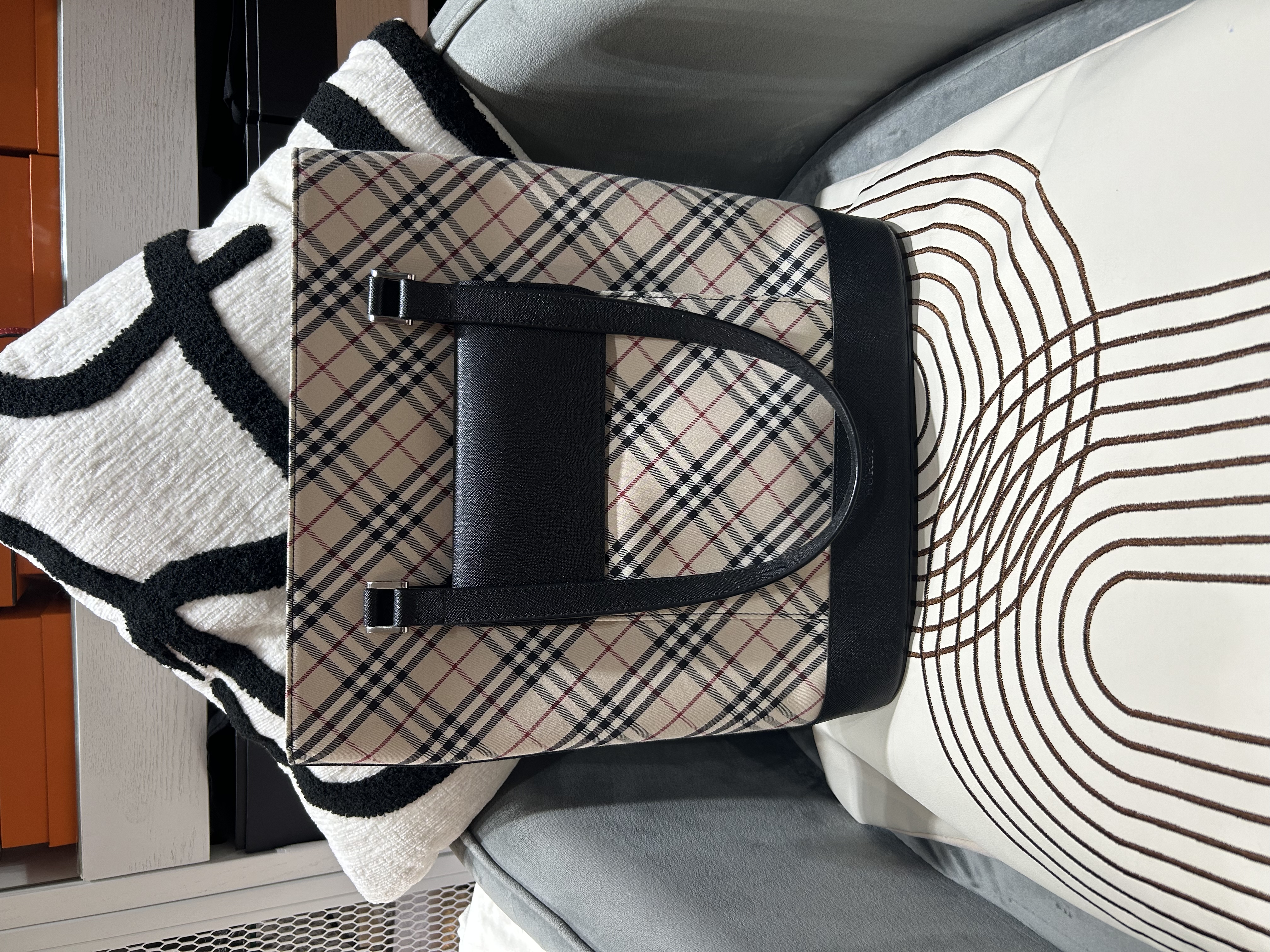 Burberry bucket bag 100%Authentic ,98%new