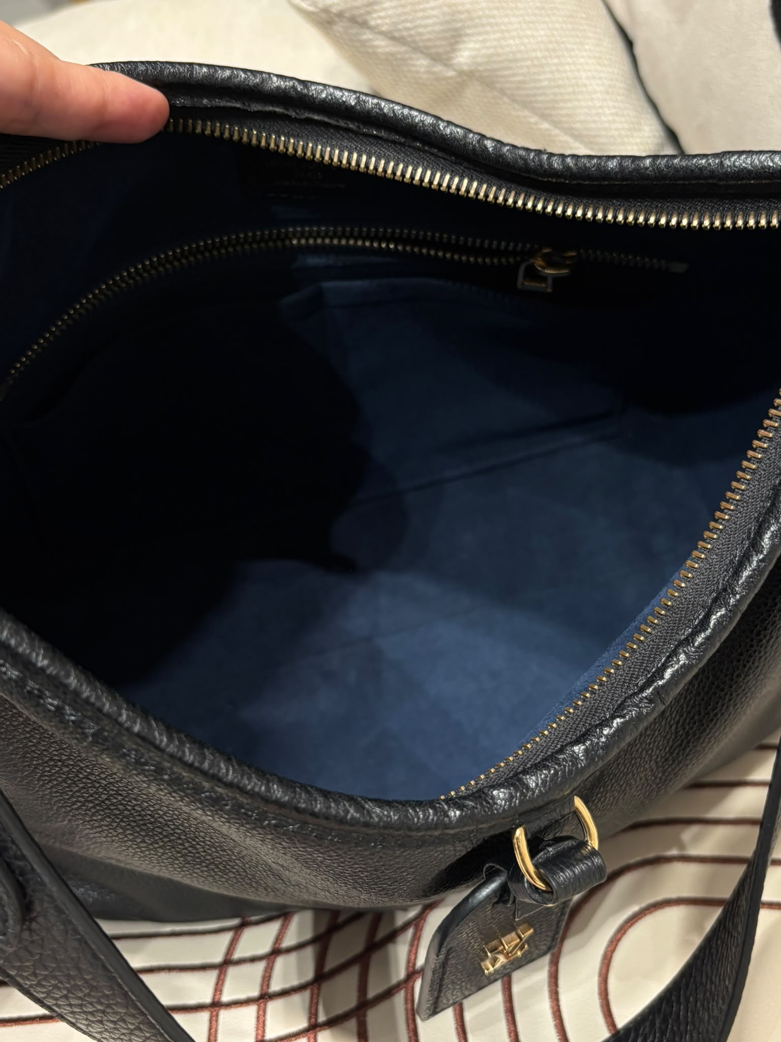 LV Carryall PM Calfskin 100%Authentic, 95%New ✅Pouch ✅Dust bag