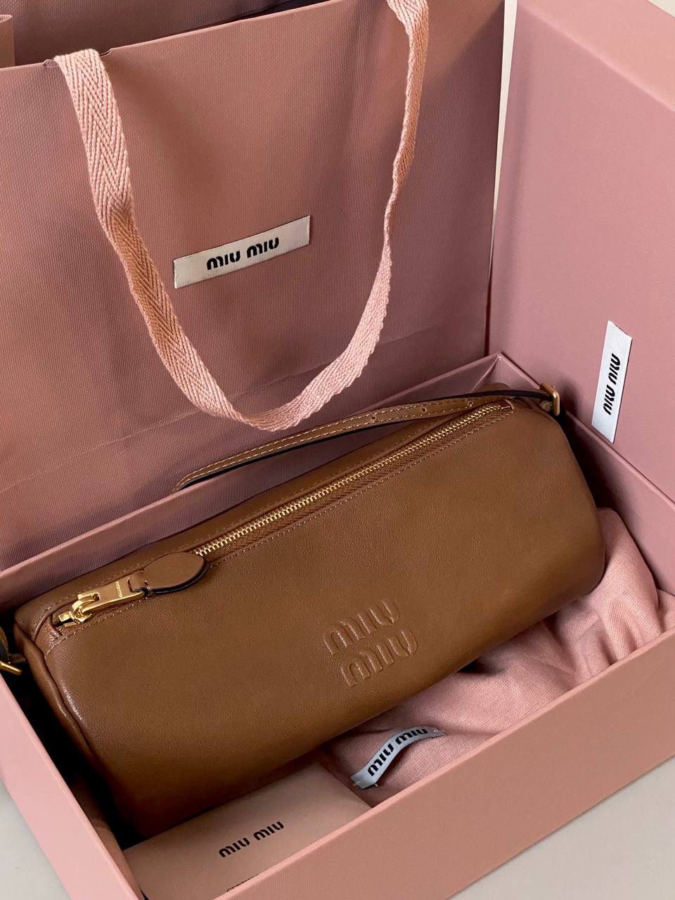 🈶焦糖色 𝗠𝗶𝘂𝗠𝗶𝘂迷你小圆筒 小小一只，太可爱了啦！ 头层Nappa(纳帕)羊皮用料 柔软细腻有光泽，透出高级的质感 整个包都好软糯手感超治愈的！！ 自重非常非常轻！日常还能装不少 肩带长度可以调，冬天大衣能轻松驾驭 小包闭眼冲就是了，四季可用 21.5×9×9cm #F0055m