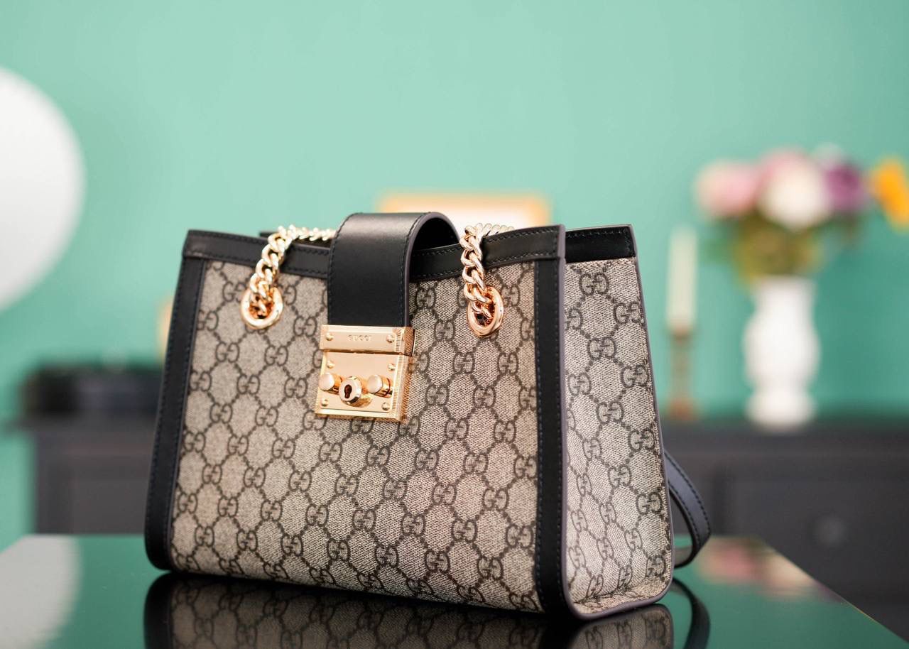 🥯Padlock系列GG小号肩背包 老花黑色 26cm 休闲、随意、有范 且非常大牌的款真的非Padlock这款购物袋不可 通勤风，小号容量也非常OK 包身轻便，非常适合上班族！ 官方款号 498156 尺寸：26x18x10cm