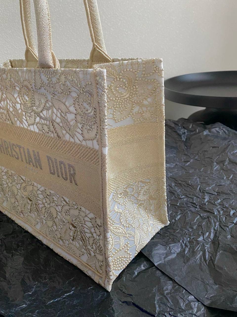 🈶蕾丝金色中号 𝗖𝗗 𝗕𝗼𝗼𝗸 𝗧𝗼𝘁𝗲 23夏季新款 不愧是宇宙仙牌，最好看的托特 雪白色网纱➕立体蕾丝刺绣美出天际了 蕾丝是女性物语，是隐而不露的小心机✨ 与花纹刺绣相结合，少女的情意，好会啊！ 第一眼就沦陷了！谁不惊叹这只绝美艺术品 36×27×16cm