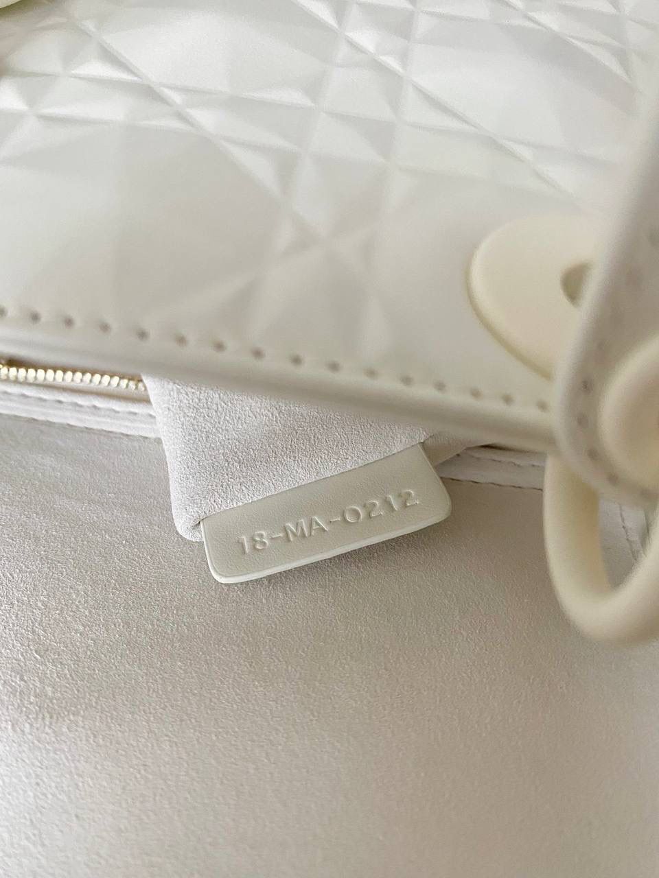 🈶钻石白 🩷𝗗𝗶𝗼𝗿 𝗟𝗮𝗱𝘆 𝗯𝗮𝗴三格 特殊处理的哑光牛皮钻石藤格纹 八个切割面挺括有型，全套磨砂材质五金 复古时髦感超强，真是什么场合都可以把住 绝对是lady中的天花板了，强势出圈啦姐妹们 17×15×7cm