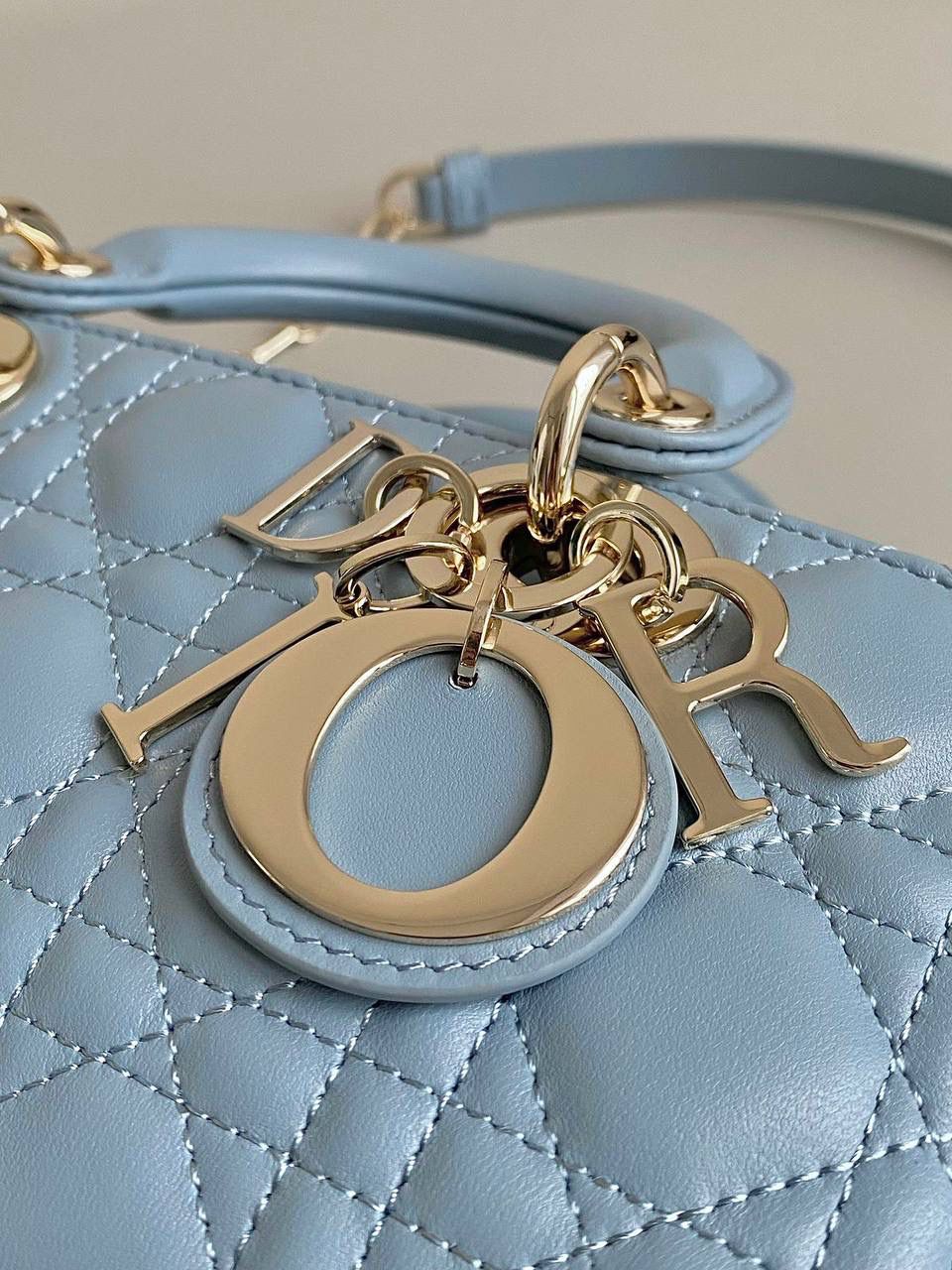 云雾蓝小号🩵🩵 𝗗𝗶𝗼𝗿 𝗗-𝗝𝗼𝘆 𝗯𝗮𝗴羊皮2023款，新色 时尚果然就是轮回，回归了一把中古戴妃 长方包形，短链条➕细长肩带直接封神！！ 复古时髦感超强，真是什么场合都可以把住 绝对是lady中的天花板了，强势出圈啦姐妹们😎 22.5×12×5.5cm