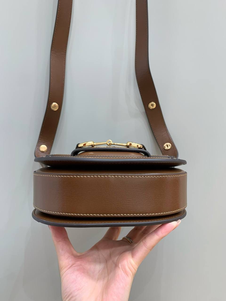 新背景实拍正品级 。Gucc1 horsebit半圆迷你马鞍包 （纯铜五金原厂皮） 这个小可爱是真的可爱，小小乖巧的一个 经典的设计加上配色，不管你是潮流的运动女孩👧 还是睿智的职场精英，又或者是优雅的气质女性 这款都是你完美生活中的一款适合的穿搭单品 经典百搭 实用而又不失个性时尚 1955系列寓意马到成功 来掌握自己的人生方向吧！ 型号760191；尺寸17/18.5/7.5cm