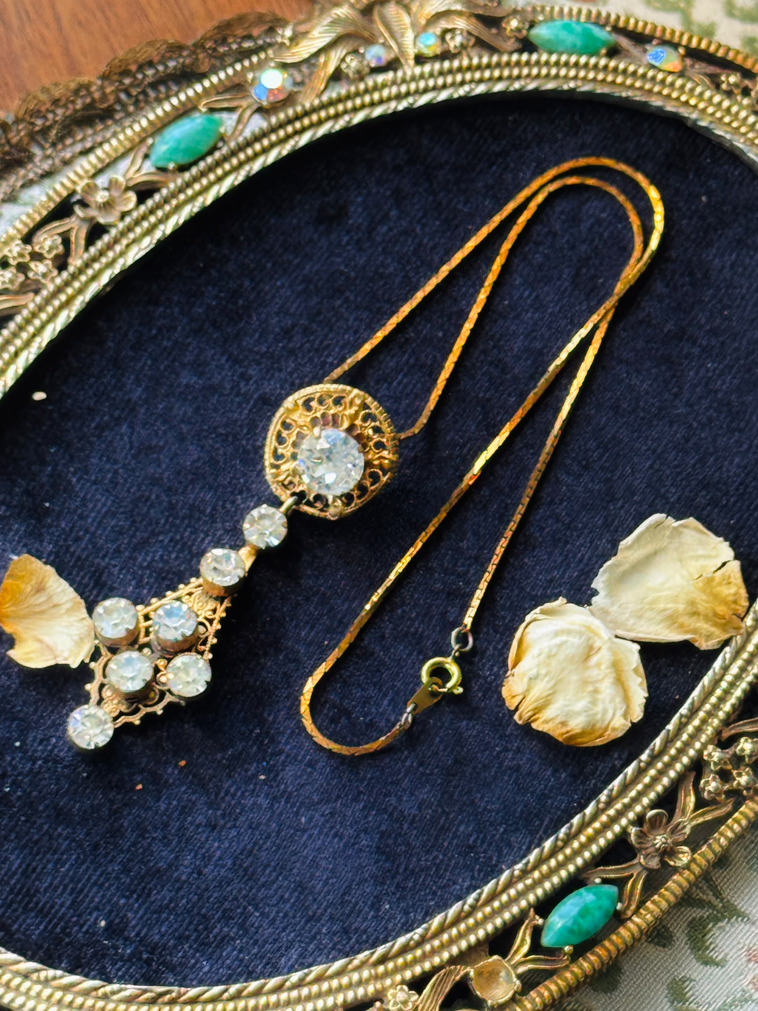 Vintage 1940s Elegant Gold Tone Filigree Pendant Necklace (MT2265)
