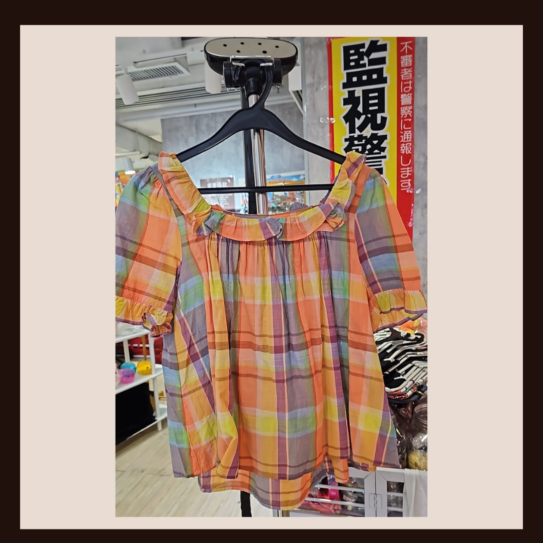 🌈 春夏必備：繽紛彩色格紋荷葉領上衣 🍓