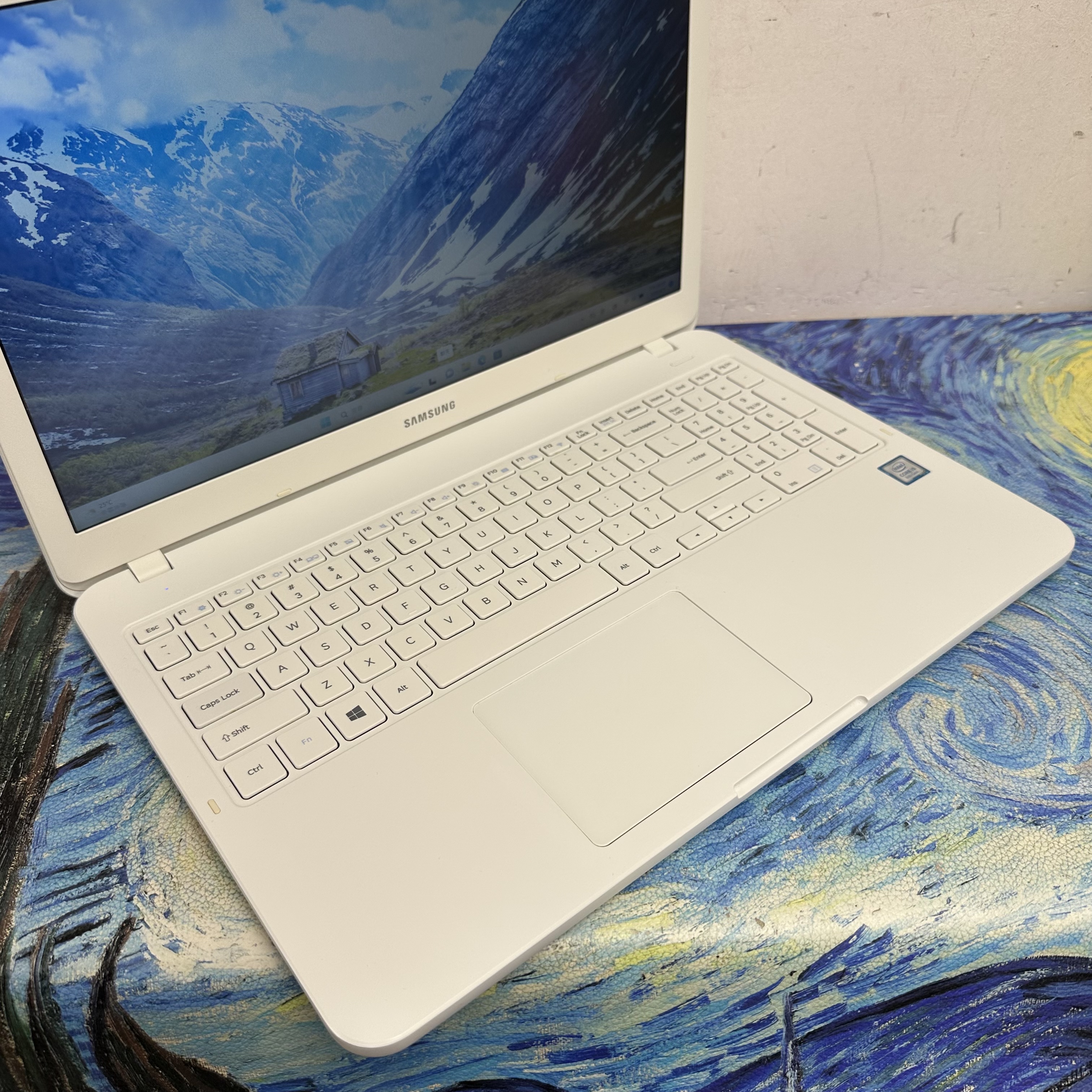 (超抵用三星15.6寸文書機🔥）Samsung Galaxy i5-8265U/8,16GB Ram/128,256,512GB,1TB SSD/超薄邊框/ 白色機身/Notebook / Laptop / Gaming / PC / office / Work / Win11 / Win10 /