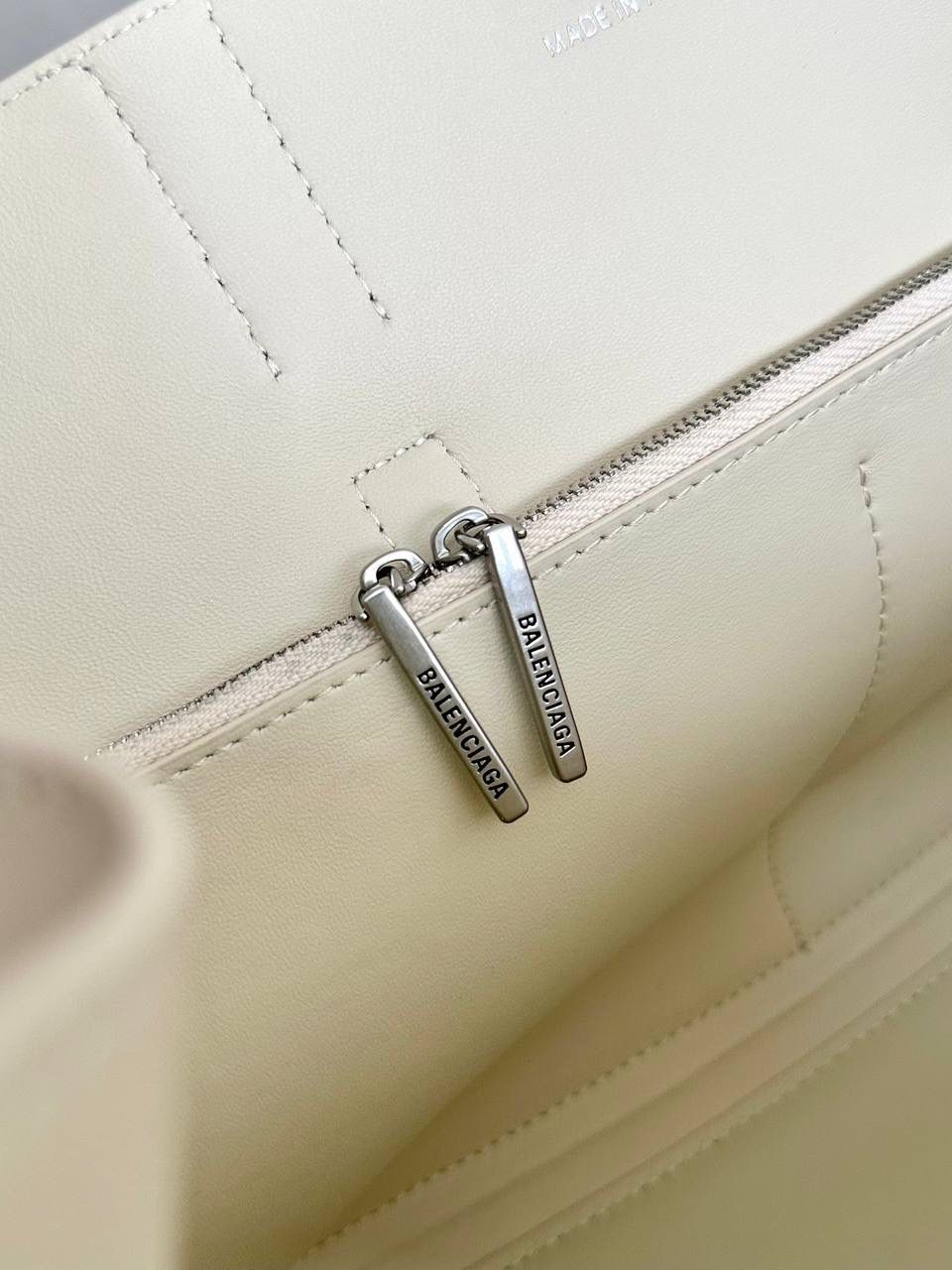 销量王🔥 ba1enciaga bel air 奶白银中号🖤 新发手袋，火力全开 B家这季是打算了H家杠上了哈哈哈！ 我想说的是，从rodeo开始，B家就赢麻了 这个bel air是真好看，它还很好玩儿～ 第一，包身两边的耳朵处可收紧，也可敞开 第二，包身前面三个"小口袋"是假的！它翻起来用皮带穿过去后，就可以得到另一个极简风的bel air！这个设计我给一百分❗️ 总共有5种结构可以玩弄，太有意思啦😆 超大的包身，可以装下全世界 29×26×16cm805481m