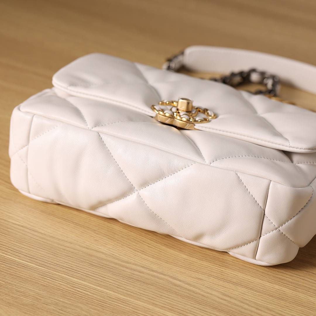 chanel 19 bag 白色❤️‍🩹👜小号 独家渠道货 方框 原厂正品皮 小羊皮系列✨以诞生年份2019命名的小香19手袋 每针每线都是符合正品工艺 尺寸：16 x 26 x 9cm