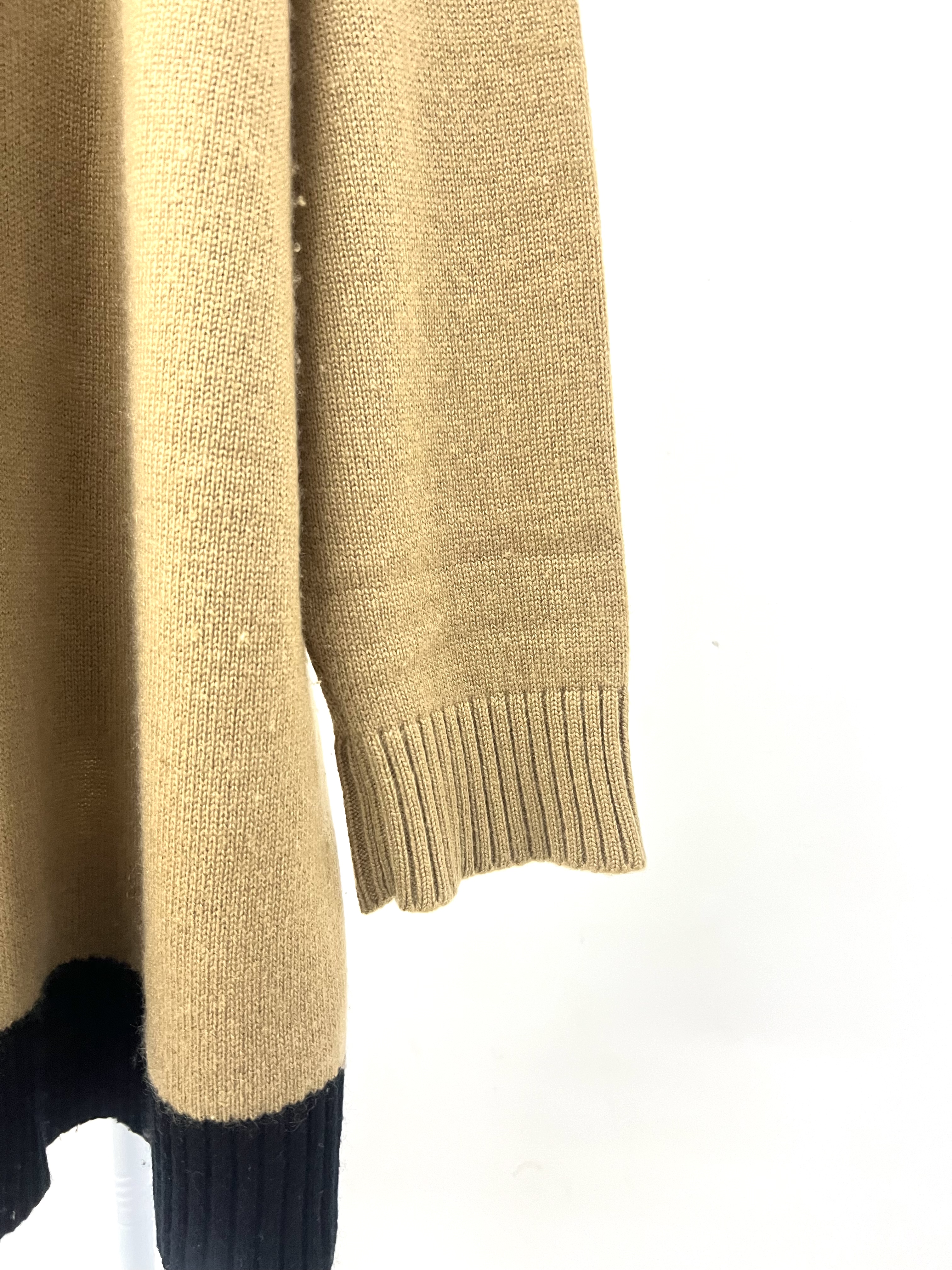 Pre-Owned HERMÉS Cashmere Poncho / Product Code: 26051907