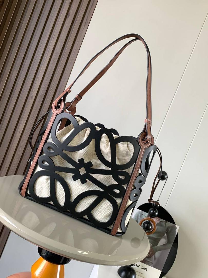 📍小号𝘼𝙣𝙖𝙜𝙧𝙖𝙢 𝙏𝙤𝙩𝙚镂空包 —【黑色到货😍】 编码：652210 尺寸：𝟑𝟐-𝟏𝟐-𝟐𝟓.𝟓𝐜𝐦 ❤️以品牌经典Anagram图案镂空牛皮革制成，搭配牛皮革提手肩带和人字形棉帆布束带内袋。 ❤️可肩背或手提。包包自重轻，容量大，优雅与洒脱，自由切换。