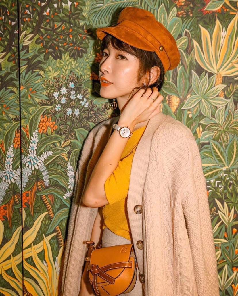 *𝘔𝘪𝘯𝘪 𝘎𝘢𝘵𝘦 手袋 明星同款#💌 尺寸:15-12.5-8cm（中部宽处21cm） 编码:061824荔枝纹棕色 包身采用非常柔韧的颗粒纹小牛皮，内里麂皮 内置两个卡槽，pro 📱可无忧 搭配马术风格的黄铜插扣，以及独特的绳结带 zp拆包定制，高端独家定制五金