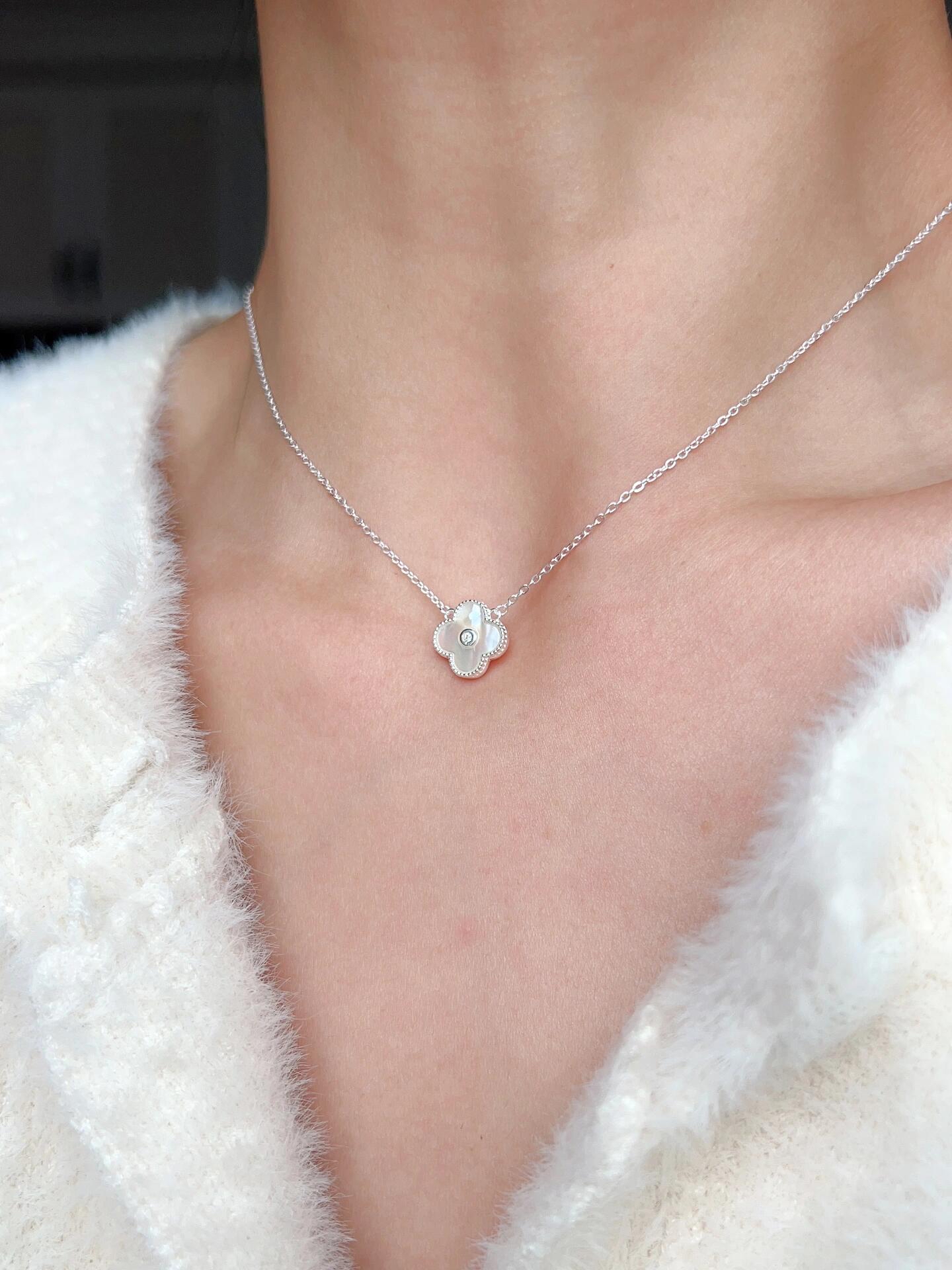 白贝母四叶草项链