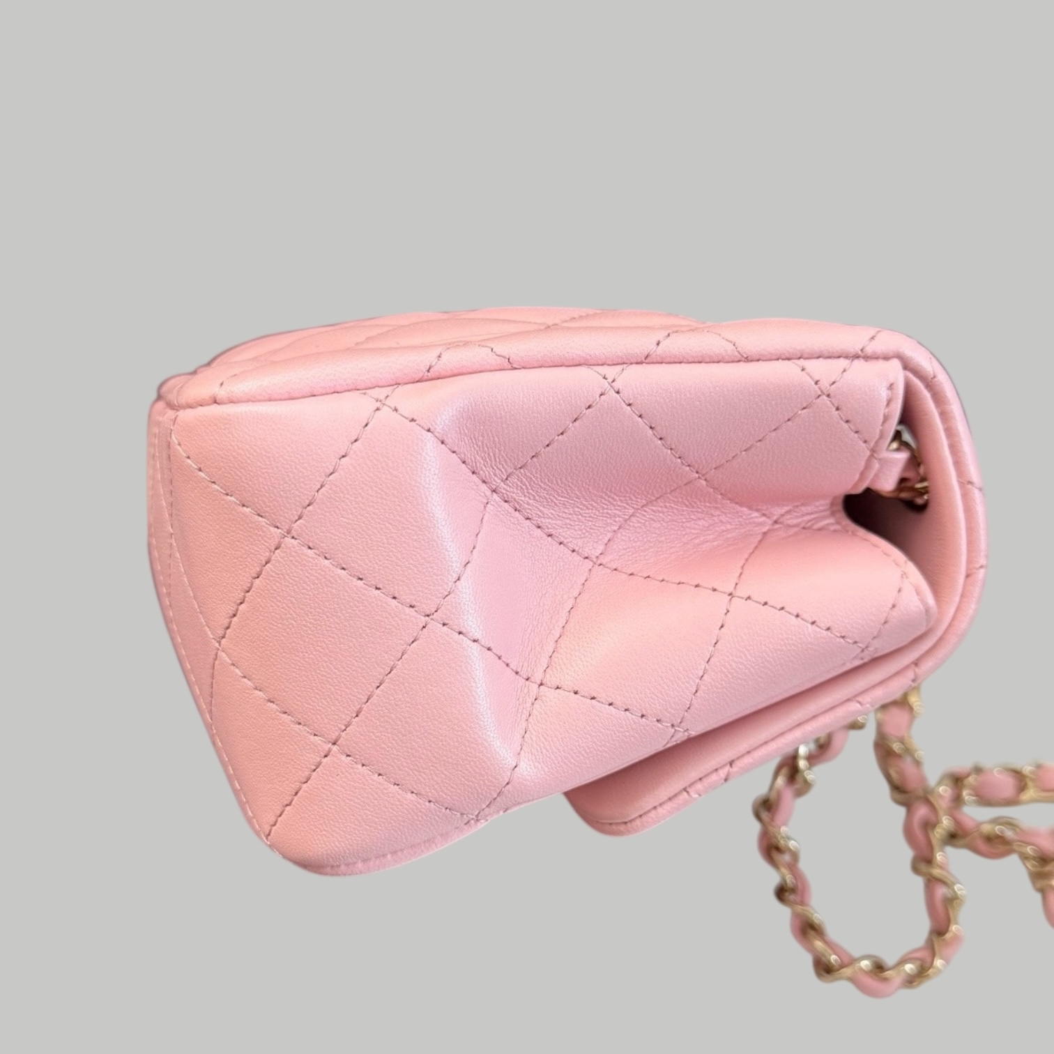 Chanel Lambskin  square 櫻花粉金扣