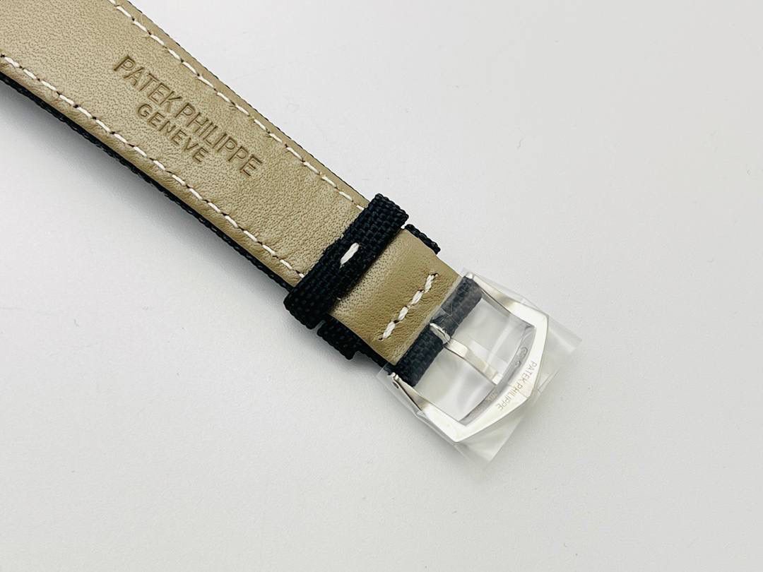 市场最高版本 百达.翡丽Calatrava系列Ref.5226G-001腕表！ 1⃣️表壳：百达Calatrava系列表款便因其圆润流畅的表壳形状享有盛名。百达.翡丽以这一特点为墓础重新设计该表款，在表壳侧缘雕饰巴黎钉纹。 2⃣️设计师还开发出一种特殊表壳结构，令表耳与表壳底盖融为一体，从而使巴黎钉纹全面覆盖表壳侧边。 3⃣️根据原装开模，壳套设计贴合原装！ 4⃣️字面：炭灰色表盘流露复古韵味，边缘呈黑色渐变效果，其微妙粒纹令人联想起古董相机外壳。 5⃣️表盘搭配覆米色荧光涂层的白金立体字块，以及低调内敛的"轨道式"秒钟刻度。 6⃣️白金针筒型时针及分针覆米色荧光涂层。3字位位置设有日期视窗，采用米色字块！ 7⃣️搭配黑色背景机芯：采用进口9015为基础机芯并加以改装升级！机芯夹板桥经倒角，边缘作细意打磨，大小夹板饰以鱼鳞纹、日内瓦波纹，夹板表面有包金雕刻，螺丝凹槽经打磨和倒角，所有细节尽善尽美，同时印有百达翡丽经典双P印记！ 8⃣️表带：全新Ref.5226G-001 表款有两款可互换表带，一款为米色绒面小牛皮，另一款为黑色小牛皮，饰有压花纹理图案和米色缝线。两款表带均搭配白金针扣，同时配备快拆生耳，让更换表带操作更加便捷！