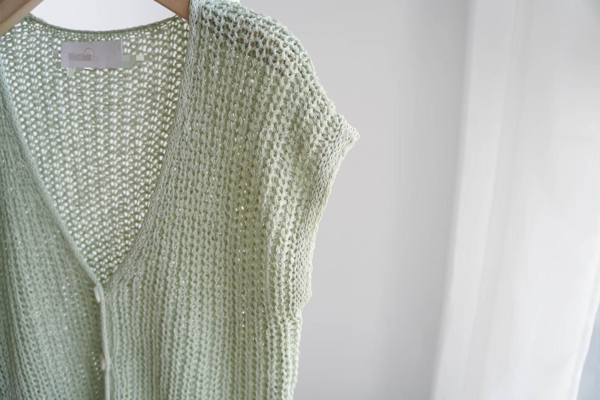 ＜限時預購＞ V 領鏤空針織背心 TW260307K02 《9/3截單，預計4月中旬到港》