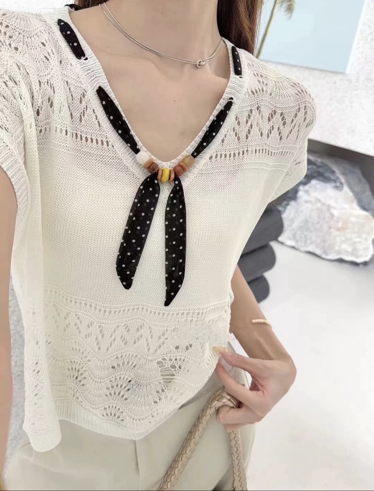 针织V领上衣Knit v-neck top with black ribbon 