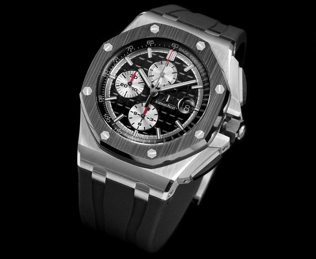 🚀皇家橡树离岸型26400/26238/26470系列正式登场！款式最全，做工最好的爱彼计时款腕表来了，有做工好的顶级货💯🔥廉价的小厂货就别去考虑了！ 1，机芯采用12位小秒的定制版3126计时机芯，完美还原原版所有功能。经过精密打磨，大大加强了其稳定性。 2，其中碳纤维系列表壳采用全新碳纤维复合材料——「Carbon TPT® B.4」打造，这种高科技材料比常规 Carbon TPT® 密度提高4%，纤维硬度提升15%，树脂强度提升30%，材料结构经过各项异性优化，保持轻盈同时无比坚韧，提供迄今最强的抗冲击性能。 3，字面颜色均采用目前最先进电镀技术，非几年前的简单喷漆技术。每一个巧克力格纹装饰，通过CNC级别打磨，无限接近原版。 4，同步原版搭载微微活动头粒，胶带采用进口氟橡胶材质，皮带采用美洲鳄鱼皮材质，更加耐磨耐造。