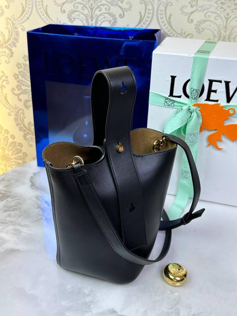 ♥️𝙈𝙞𝙣𝙞 𝙋𝙚𝙗𝙗𝙡𝙚 𝘽𝙪𝙘𝙠𝙚𝙩 ——【黑色平纹】 尺寸：𝟏𝟔-𝟏𝟔-𝟗.𝟓𝐜𝐦 编码：062339 【配全套礼盒】 🎈标志性Anagram鹅卵石点缀，配以纯粹简约线条以及瞩目设计风格，诠释全新𝙋𝙚𝙗𝙗𝙡𝙚手袋👜 🎈自带一根🉑拆卸🉑调节的肩带，一包多背，多样化风格，秀场大放异彩😀内里容量超大，日常实用性强👌 🎈配全套专柜礼盒🎁，给你满满的仪式感👀