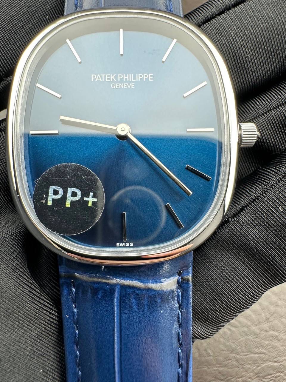 PP➕ Factory2025新品首发｜百达5738系列 68克配重版 复刻经典，更胜经典——GOLDEN ELLIPSE 黄金椭圆腕表重磅登场！ ✅ 黄金分割美学重塑：遵循1:1.6181经典比例，34.5MM×39.5MM椭圆表径搭配7.7MM纤薄厚度，复刻古典韵味与佩戴舒适度。 ✅ 316L精钢表壳：介于圆形与矩形之间的别致椭圆轮廓，还原原版线条张力，质感细腻出众。 ✅ 3D立体云贝母表盘：专属浮雕打印工艺，折射神秘深邃光泽，告别市面暗淡平庸款，上手自带高光。 ✅ 定制进口小牛皮表带：21X16尺寸对版原配，搭配同型椭圆表扣，与表壳设计遥相呼应，贴合手腕更显格调。 ✅ 9015精准机芯：走时稳定精准，兼顾实用性与耐用性，日常佩戴无压力。 PP➕不做“远观款”，只为呈现最接近原版的真实佩戴体验——从细节质感 to 上手触感，每一处都经得起近距离审视，让经典韵味在腕间完美延续！