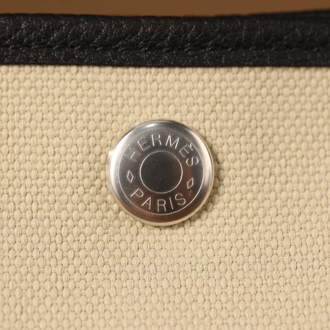 Hermes 爱马仕 Garden Party 30 布配黑皮花园包👜✨ 尺寸：30*20*13cm 配皮面料是采用法国原厂的Togo皮，纹路清晰，颗粒感饱满，手感细腻，扑鼻而来的香味，爱不释手 版型真的是决绝子 喜欢大包的就入手吧 绝对不后悔的一款大购物袋😍💕