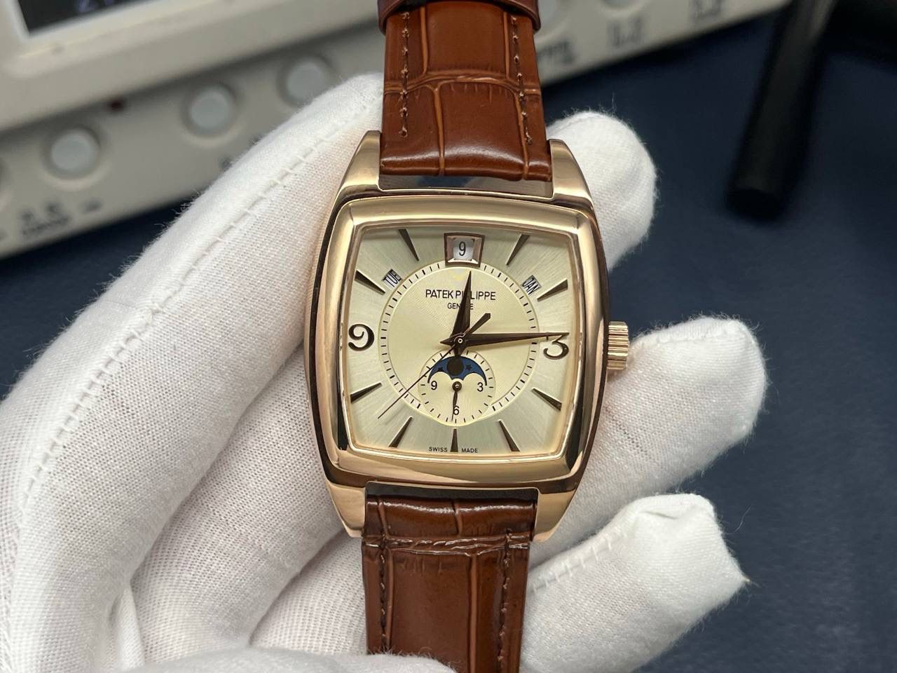 TW百达翡丽复杂多功能系列5135G--010重磅登场，迄今推出的首款Nautilus复杂腕表，以超复杂的工艺技术打造休闲运动腕表。 1⃣️小身板大能量：尽揽以下功能∶12点位日历功能 10点位星期功能 2点位星期功能 6点位24小时。所有功能都可正常使用。 2⃣️机芯采用版Cal.240自动上链机芯，在实现外观的逼真前提下，功能一并完美诠释。 3⃣️改装大师独立制表人，倾情参与定制改装表盘颜色，给予独一无二的腕表增添有趣的灵魂！