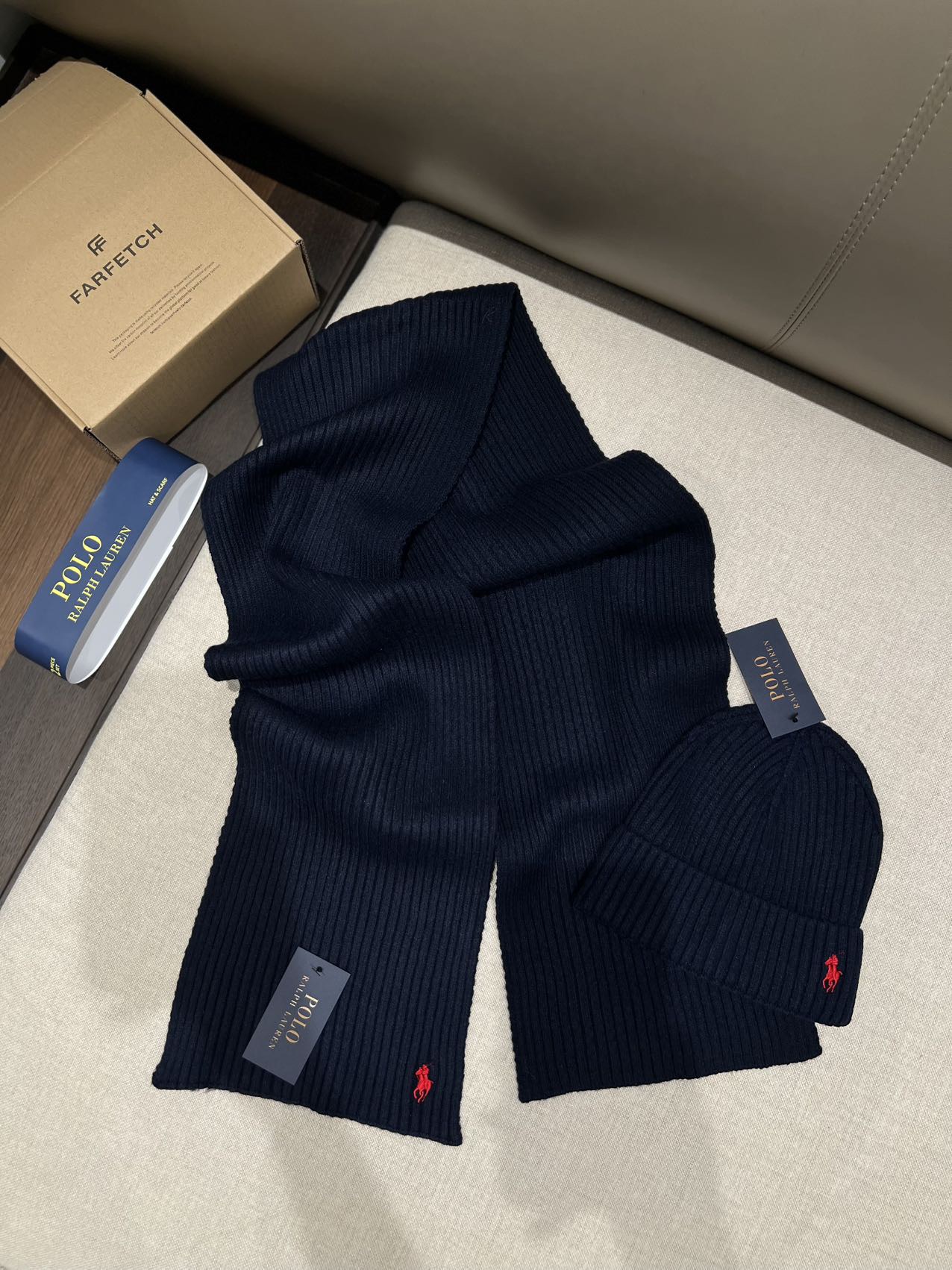 $128套。Ralph Lauren 小馬帽飾圍巾套裝