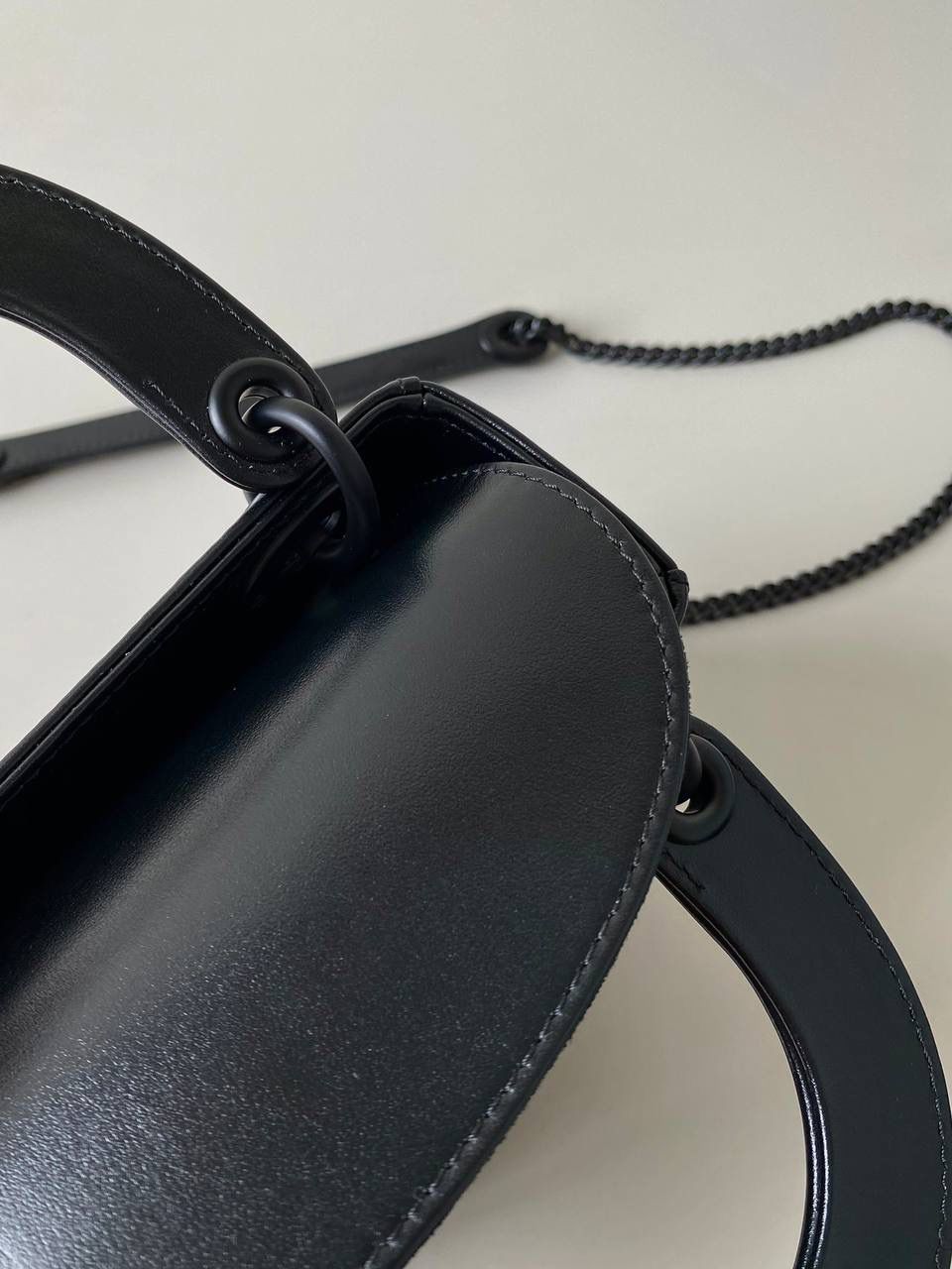 钻石黑🖤🤩 𝗗𝗶𝗼𝗿 𝗟𝗮𝗱𝘆 𝗯𝗮𝗴三格 特殊处理的哑光牛皮钻石藤格纹 八个切割面挺括有型，全套磨砂材质五金 复古时髦感超强，真是什么场合都可以把住 绝对是lady中的天花板了，强势出圈啦姐妹们🔥 17×15×7cm