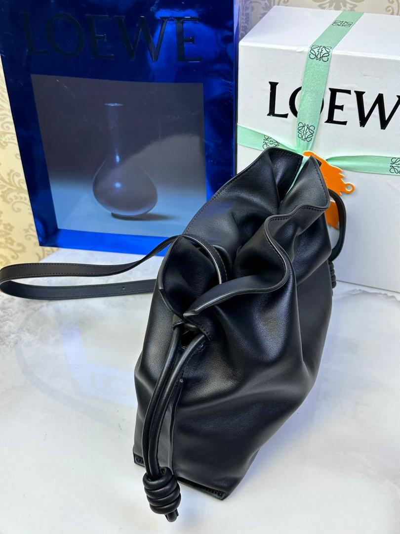 全新升级—𝙁𝙡𝙖𝙢𝙚𝙣𝙘𝙤出货啦✅ ❤️升级版福袋正面新增品牌烫金𝙇𝙤𝙜𝙤代替压印𝙇𝙤𝙜𝙤，肩带加宽同时增加两侧狗扣五金代替原本皮穿扣肩带，精致又便捷🥰 ❤️独家定制皮料五金，小牛皮皮质手感十分柔软且耐用，肩带🉑拆卸🉑调节，多种背法任你选择，容量超大，日常出行必备😍 ❤️独家品控，完全对版细节，全套礼盒🎁包装给你满满的仪式感🥰 中号尺寸：𝟑𝟎-𝟐𝟒.𝟓-𝟏𝟎.𝟓𝐜𝐦 款号：052028黑色