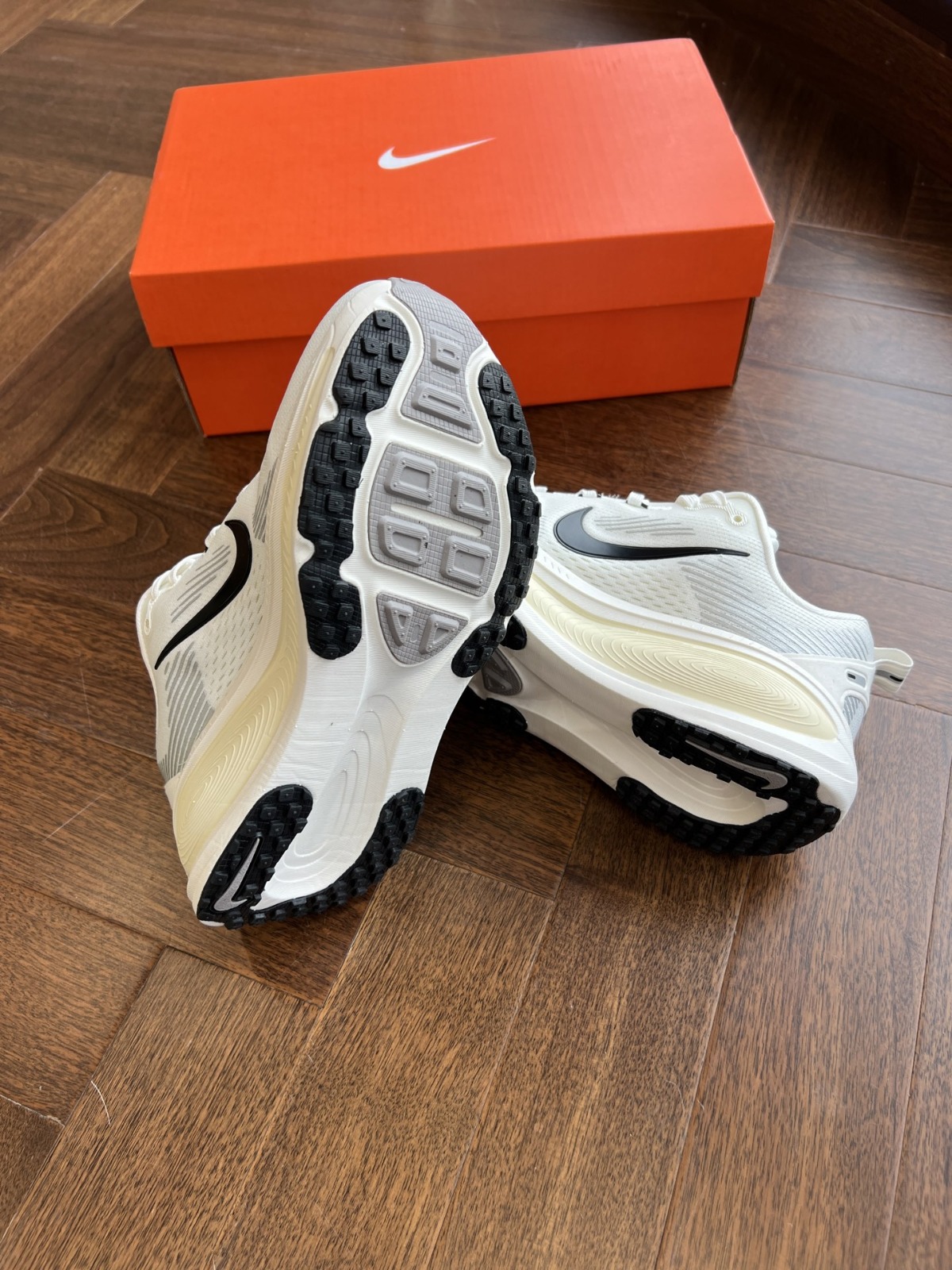 Nike Zoom Vomero 18 運動跑步鞋