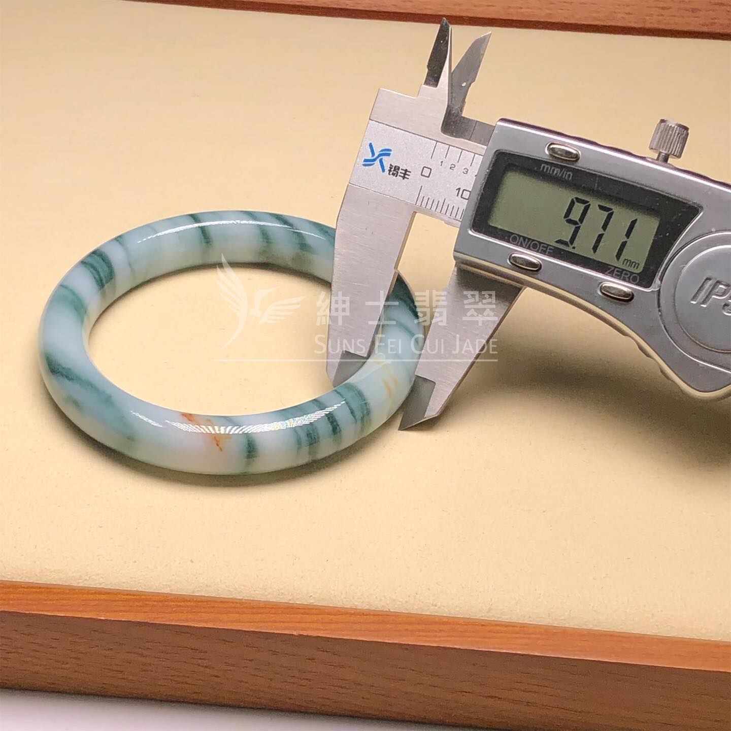 木那飄花帶翡色福鐲55.6mm