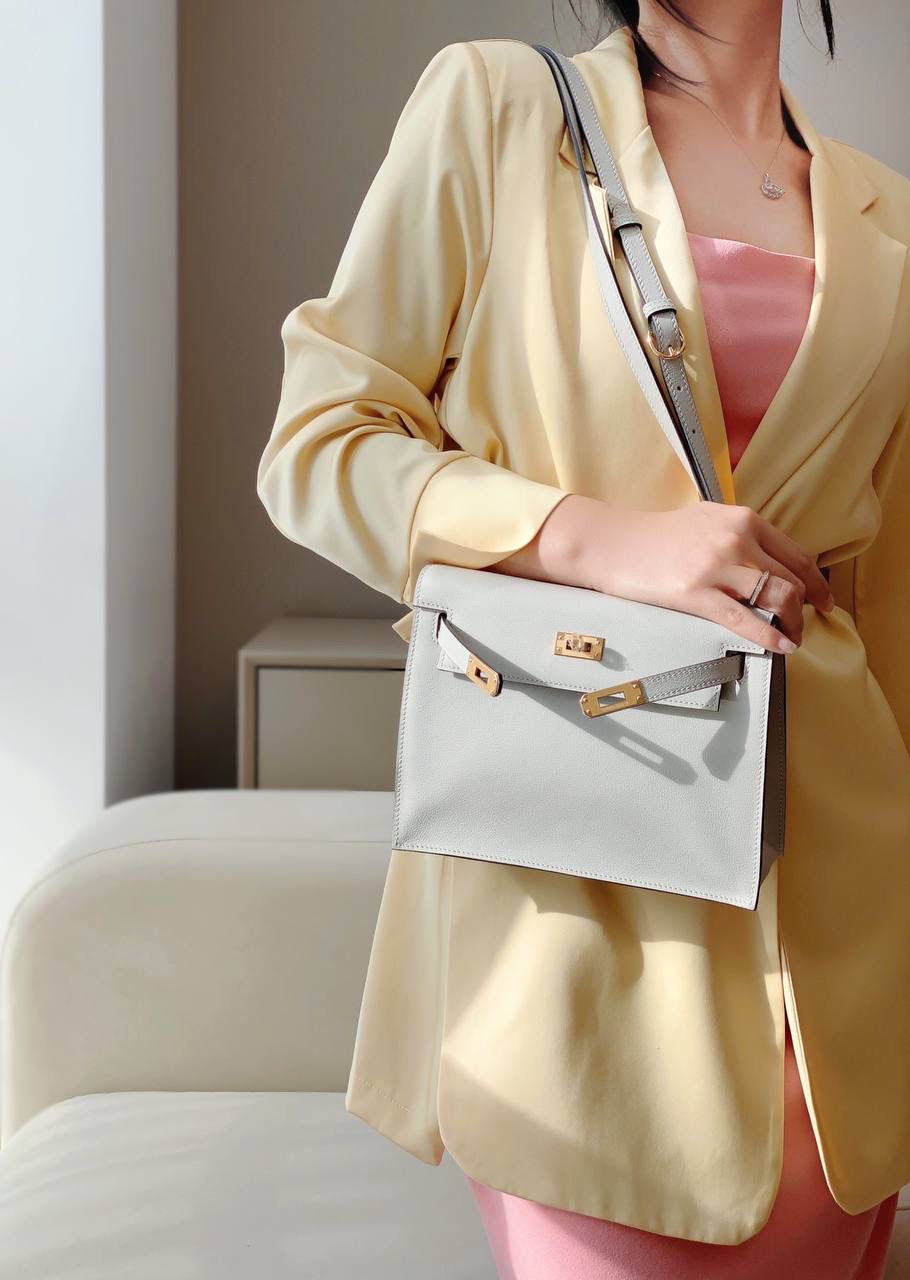 『珍珠灰·金』 ‘’Kᴇʟʟʏ ᴅᴀɴsᴇ • Evercolor 🎀 时尚圈就是一个圆！ 最厉害的就是六种背法： 斜背、侧背、肩背、腰包、背包、手包 集美们一定要安排起来‼️ 22Cm