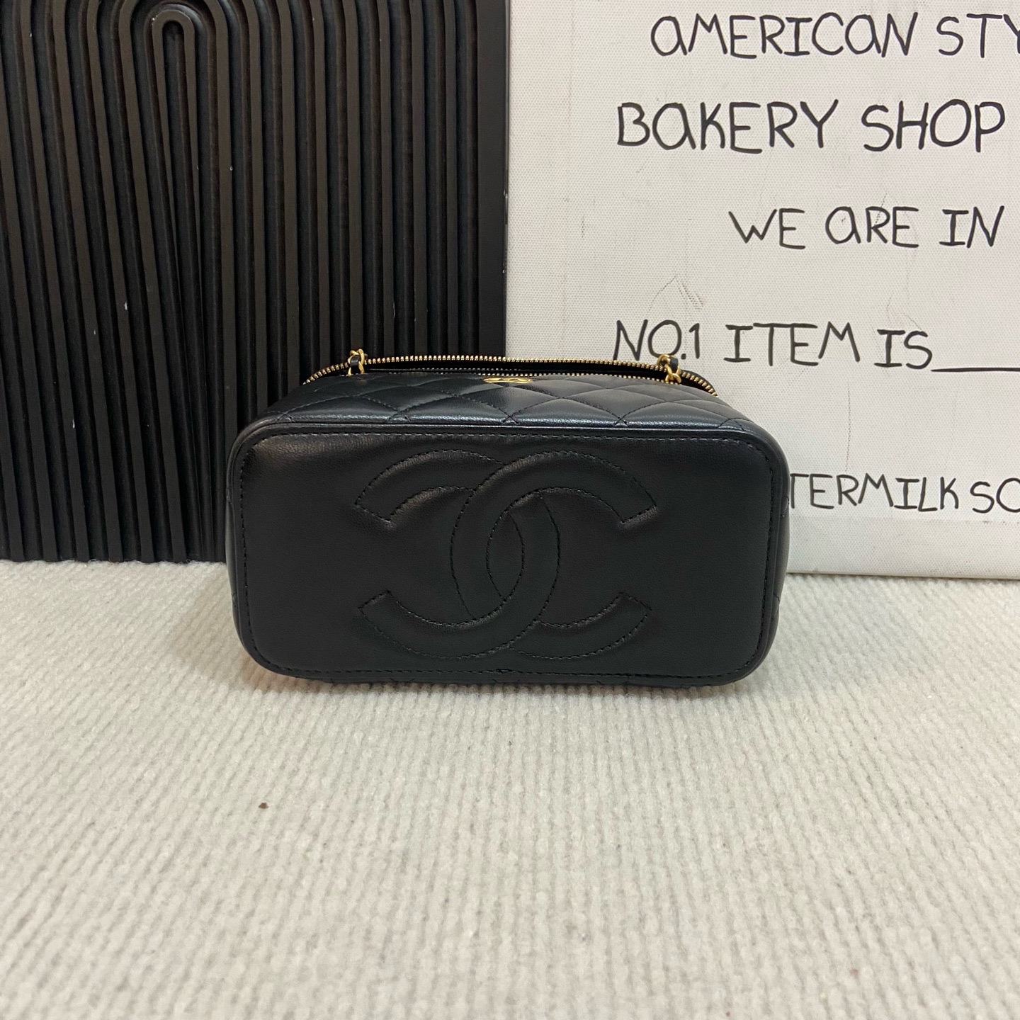 【預訂貨品】Chanel 黑金羊化妝包