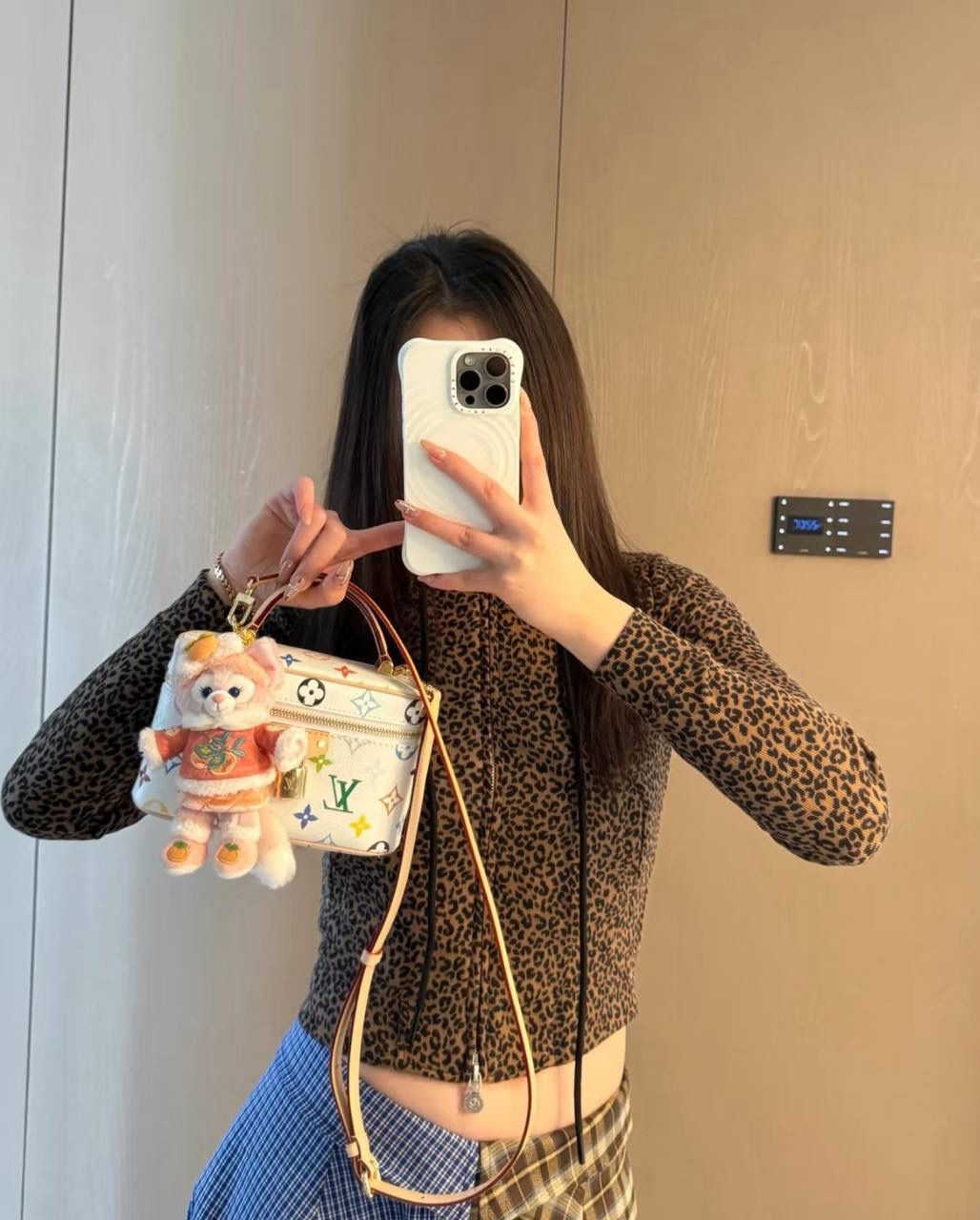 LV化妆包白三彩👜✨ 包身灵感来源于Louis Vuitton的vi老花旅行箱。以经典的方圆化妆包造型打造设计，让这款包包独显个性，搭配手提手柄与可拆卸链条带，日常手提肩背斜挎都很方便，不会觉得繁重。 包身缤纷的三彩Monogram，像是打翻了颜料盘，让整体变得特别年轻、有活力。不愧是村上隆和LV联名的系列！🌈❤️ 尺寸：19-12-6.5cm