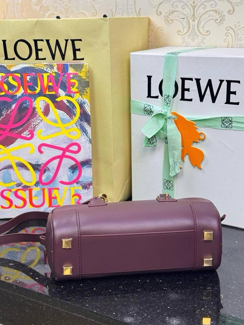 🎈𝗔𝗺𝗮𝘇𝗼𝗻𝗮 23 𝗖𝗿𝗼𝗽𝗽𝗲𝗱保龄球包 ——【杨幂同款‼️独家新品】 尺寸：𝟮𝟯-𝟏𝟏-𝟏𝟎𝗰𝗺 编码：012404 【配全套礼盒】 ❤️采用超柔纳帕小牛皮•延续标志性𝘈𝘮𝘢𝘻𝘰𝘯𝘢标识搭配小挂锁🔒作为新图标•重塑为修长法棍比例。 ❤️外部双拉链设计•搭配可调节可拆卸的长肩带•多样化背法😎容量大•小巧包型为当下时尚之追求。