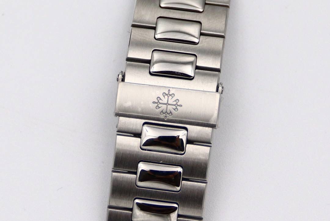 🔥新一代V3百 达 翡 丽🔥Nautilus年历腕表5726系列顶级版本 1⃣️全新一代V3表盘渐变深蓝色更加接近原装，正面可看出中间向四周扩散为蓝色渐变黑色，六点钟位置二十四小时盘同步原装CD纹，（现市面变盘均为蓝色未渐变且没有CD纹的错误版本）最新解毒版本 2⃣️新一代V3表壳，市面因壳身还原本就是一道道考验，各个环节工艺繁杂，现市面版本侧边三字位和九字位的搭配，还有四个功能按钮，基本摸起来都是高低不行且刮手的现象，GR全新一代V3表壳，经过几个月的研究和探讨，真正的意义上的做到了圆润的效果，侧边三字位和九字位搭配不管从什么角度，摸起来均不刮手不高低，同时四个功能按键位置也做出了调整，正品按键是为居中，市面普遍都是偏上且刮手，V3版本真正做到了一比一还原，不刮手且同正品一致居中。完爆市面所有版本 3⃣️V3表链依旧独霸市面，独家巨资开发表链，做到了柔软与贴手并存，每一节钢链中间都为正品一致工艺3D钻石菱形且立体感十足，不管多大多小的手腕均可佩戴，佩戴也极其舒适贴手，侧面与底部的打磨都与壳身一样的细腻。V3全新定义百达翡丽Nautilus终极版本（现市面均为廉价表带，没有正品的钻石菱形，也没有柔软与贴手，佩戴质感偏硬不舒适。还会有Nautilus的味道吗？）