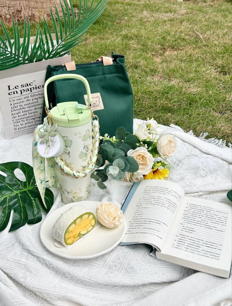 星巴克春序纹样系列〖 930ml 不锈钢双饮口杯配丝巾链条挂饰〗🇨🇳