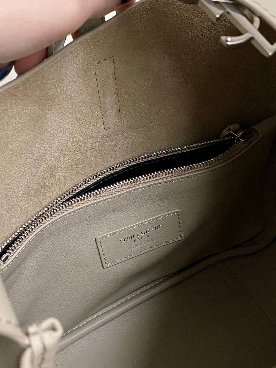 【已更新最新细节⚠️】 ys1 hobo bag腋下包海盐色(银扣)🦙 大爆款🔥我和你们说，这只包看着普普通通 但是上身是真的很好看！ 第一次看到他们家有这种慵懒的腋下包 整个包都是柔软的原厂胎牛皮 又轻容量又大，真的很～～好背 这只包的灵魂在于圆滚滚中又有型 市场很多做得太挺括硬朗，那种货打咩啊❌ ZP开发⚠️全套包装哦～ 23×22×8.5cm713938m