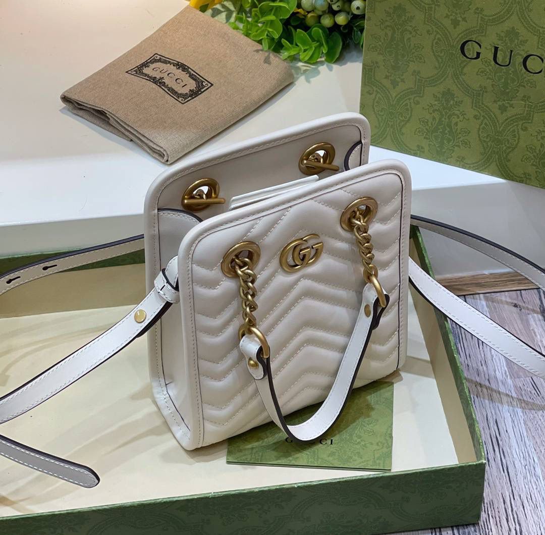 ✈️✈️✈️ 🔥𝐌𝐚𝐫𝐦𝐨𝐧𝐭 迷你托特# ▫️型号：696123 ▫️尺寸 19*16*6cm 经典款中很火很火的有木有，皮革全新升级。原厂牛皮➕顶级五金❗️经典双G设计，最好卖的款，简单的手拎斜挎设计，立体绣花让整个包活跃了起来，手拎带与斜挎肩带都🉑️拆卸，包身挺阔 容量非常充裕！788590