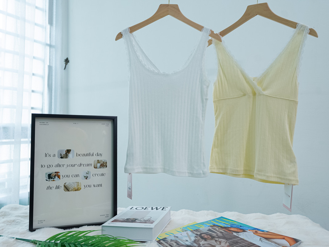 Lace Trim Cotton Tank Top with Bow Detail – Scoop Front & V-Back Design ‖ 蕾丝拼接蝴蝶结棉质背心前圆后V双领设计KR01469