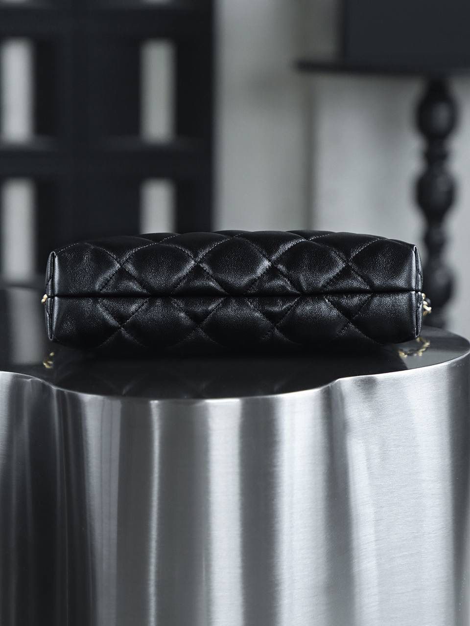 25S金幣hobo鑒定版👜 一包一碼 支持全球鑒定查驗身份證原廠專G 方框皮料過關清單資料可査詢 25S餃子包是本季顏值最高的hobo！ 雙鏈條腋下的設計，滿足各種背法！ 小金幣的點綴新增了復古時髦感！ 有一種可愛的時髦高級感！ 五金：厚鍍24K復古砂金 皮料：方框水晶羊皮 尺寸：17*26*8.5cm