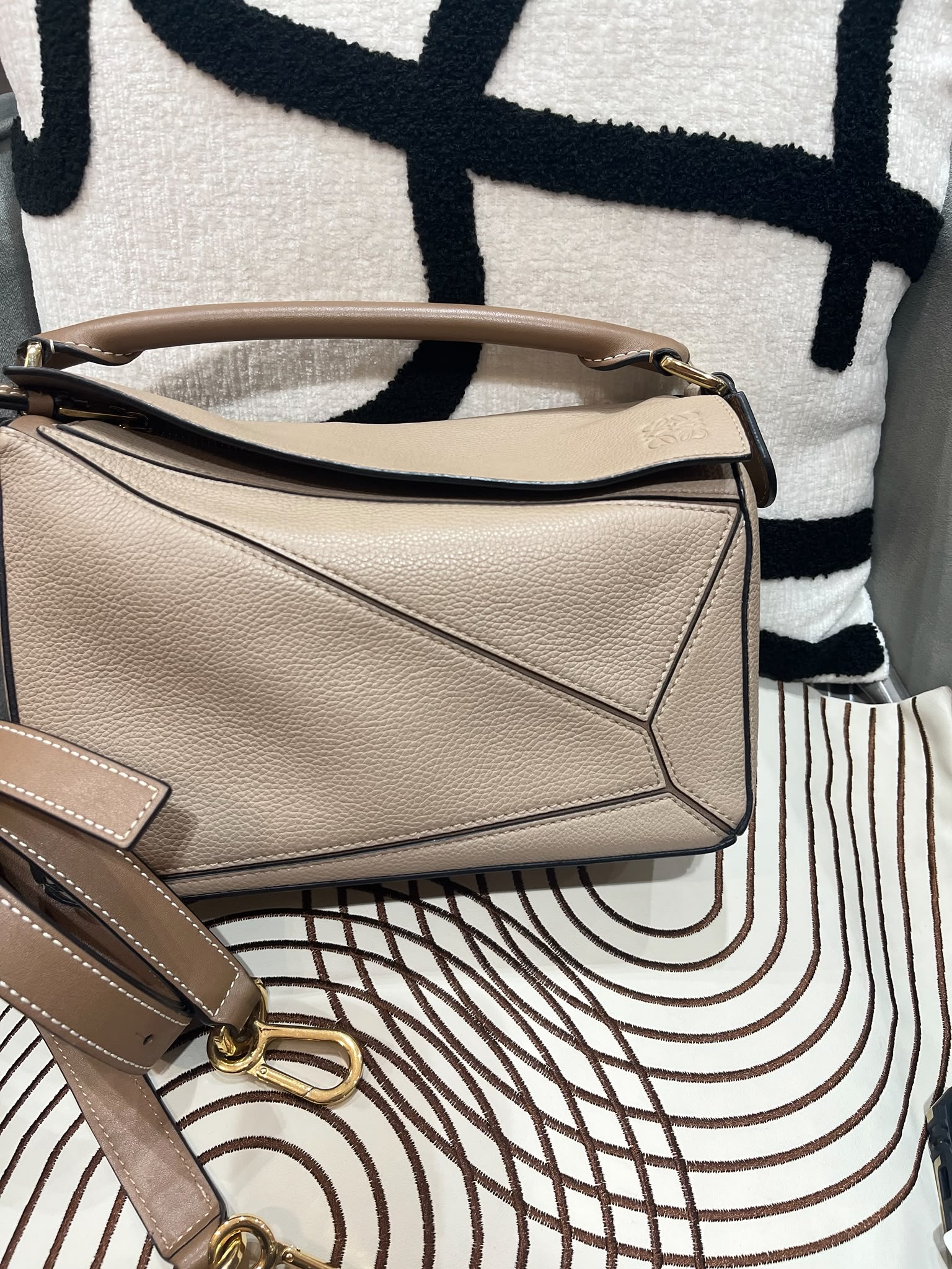 Loewe puzzle small sand 荔枝牛皮 100%Authentic ,95%new✅dust bag 