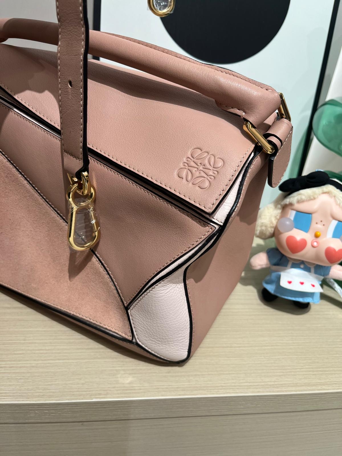 Loewe Puzzle medium calfskin,100%Authentic, 99%new ✅tap ✅booklet✅肩帶 ✅dust bag