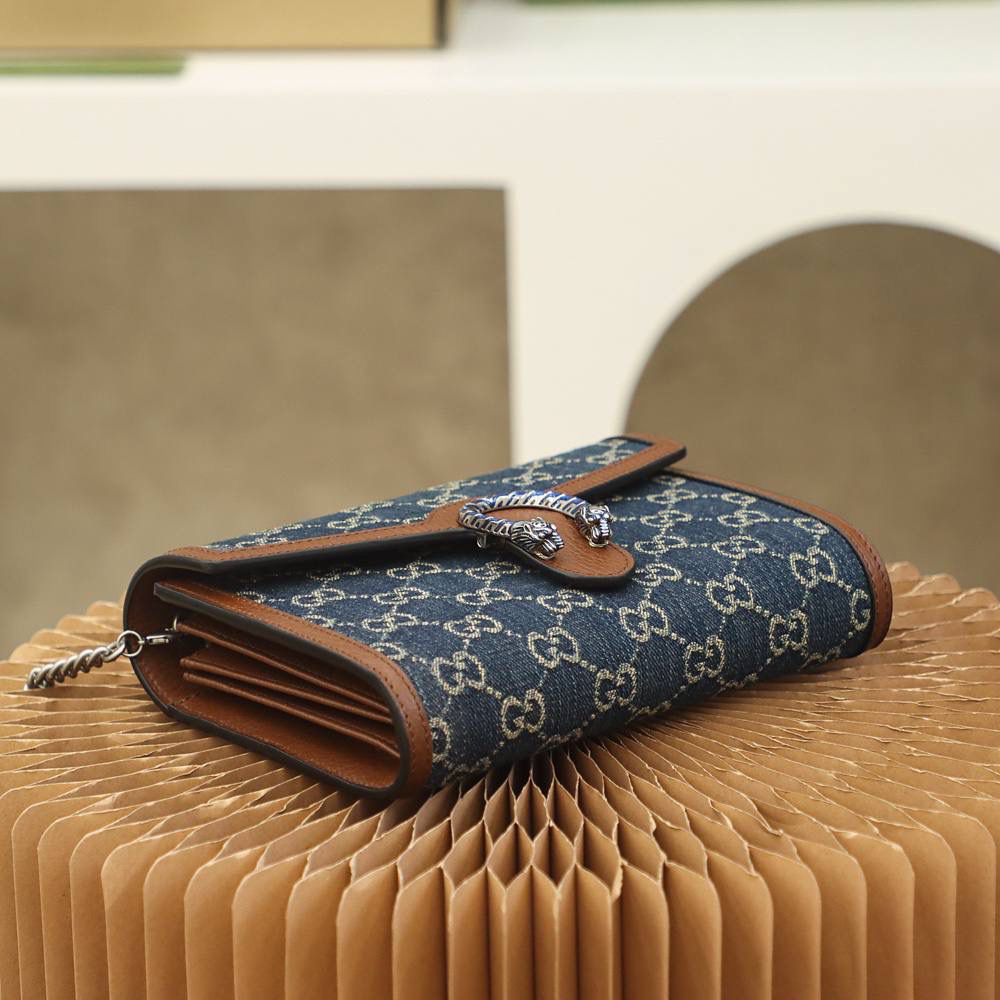 𝘿𝙞𝙤𝙣𝙮𝙨𝙪𝙨系列𝙒𝙤𝙘#401231#正品皮 ✔尺寸：20*13*6cm 具有结构感的𝙒𝙤𝙘，配上复古当下火热的丹宁牛仔面料，搭配棕色皮革造型，让整体更加精致复古，可拆卸的链条，简直一包多种用法，内设隔层，更加很好的容纳日常使用，实物真的超香系列，高级感十足！🔥🌈