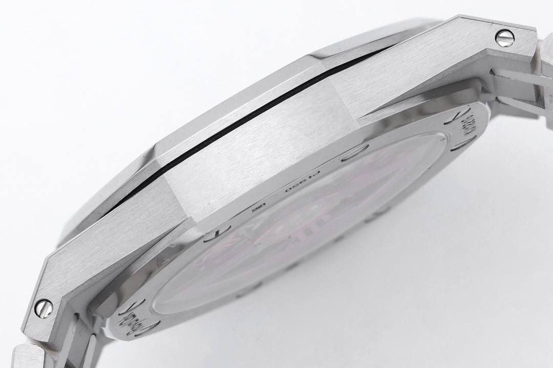 🚀AP皇家橡树系列39MM的16202 “JUMBO”超薄腕表 全新蓝色粒纹表盘。💯 【新式粒纹表盘】一比一还原正品重新设计的表盘纹理，以细致璀璨的粒纹装饰，衬映出如夜空般深邃的光影效果。借助物理气相沉积（PVD）技术，再于蓝色颜料上覆上一层半透明镀膜，彰显出表盘的立体效果和耀眼光泽。1:1还原出布拉苏丝的明净夜空。 【新一代机芯】ZF全新的超薄Calibre7121机芯，厚度3.2MM，采用手工打磨饰面，频率为4赫兹（每小时振动28800次），拥有48小时以上的动力储存。日期盘的独特之处在于具备新式快速调校功能的扁平式节能机制。 【整体】16202BC配有精钢表壳和链带，更加凸显出全新蓝色粒纹表盘的对比美感，表盘上还装配着带有夜光涂层的时标和指针，在黑暗中也清晰读时。日历窗采用午夜蓝背景色与表盘配色巧妙契合。表壳采用爱彼标志性的抛光倒角和锻面打磨交替的润饰工直，并搭配折叠式表扣。