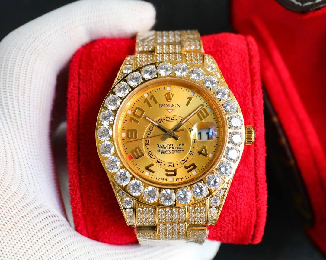 💍劳力士ROLEX 奢华极致满天星版本腕表904精钢打造，密镶顶级施华洛世奇美钻，奢华品质的诠释，璀璨夺目，魅力绽放。表壳表链全镶满美钻，金光闪闪，机芯可选择2824机和国产，腕表尺寸42mm！💍​​​