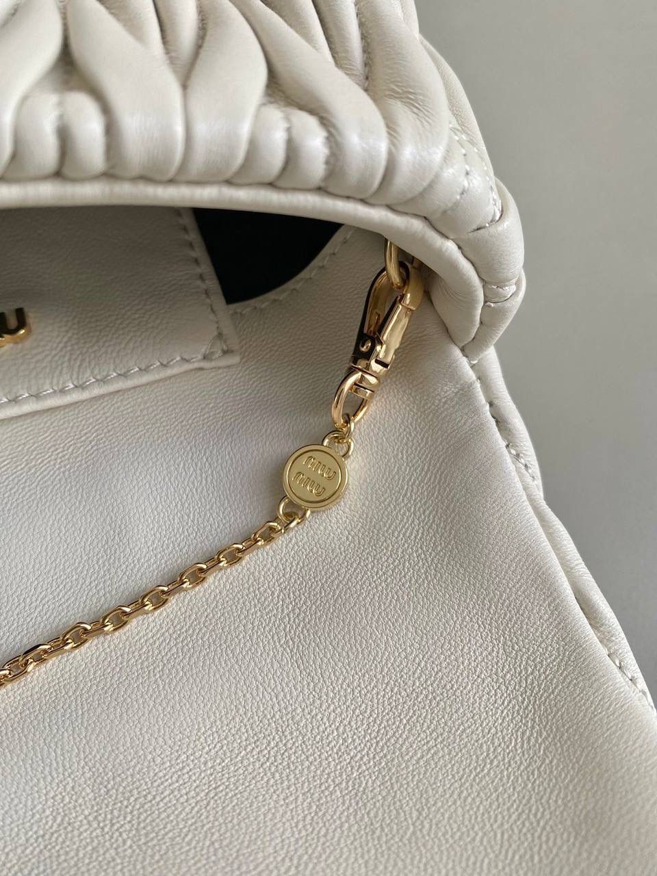 🈶白色 𝗠𝗶𝘂𝗠𝗶𝘂 𝐰𝐨𝐜链条包 咱就是说是不是不止我一个人喜欢这款链条包⛓真的好好看！精致的一塌糊涂，当一只手拿包也能彰显气质 我们用的是进口小羊皮！非国产皮料 肉眼可见的细腻，软软糯糯触感非常好！ 他家经典独特的褶皱工艺，是要有一定厚度 底料太薄了都做不出它的饱满 弹性 更不是市场通货干瘪瘪的褶皱，实在太假 我们新合作的老师傅在这细节上扣的很认真 一缕一折都有zp的神韵，且做到对版！！追求高品质的来 18×9.5×4cm #F0003m