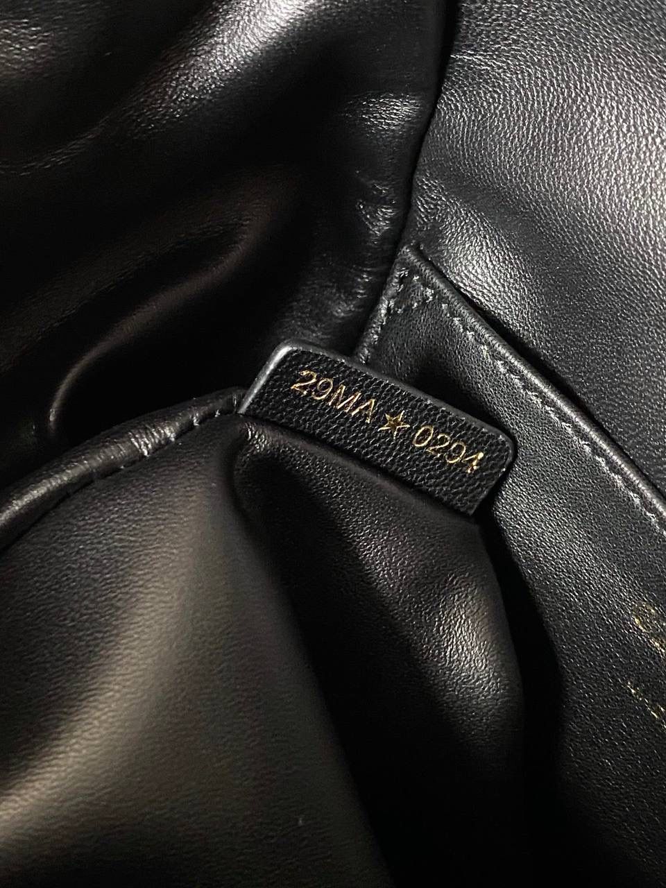 🈶黑色大号 𝐃𝐢𝐨𝐫 𝐜𝐚𝐫𝐨2025早春双肩背 只要是藤格纹元素的单品就能成为 时下最热门的时髦神器！ 列如这个刚上市就已经被问爆了的 caro双肩背包 超大的藤格纹， 低调的黑金配色，让它想要过时都难！ 小羊皮的材质，摸起来细腻柔软 而且自重很轻，还有可调节肩带 上身可爱又俏皮，很有白富美的既视感 大号：23×25×11cm #7713m 小号：20x18x8cm